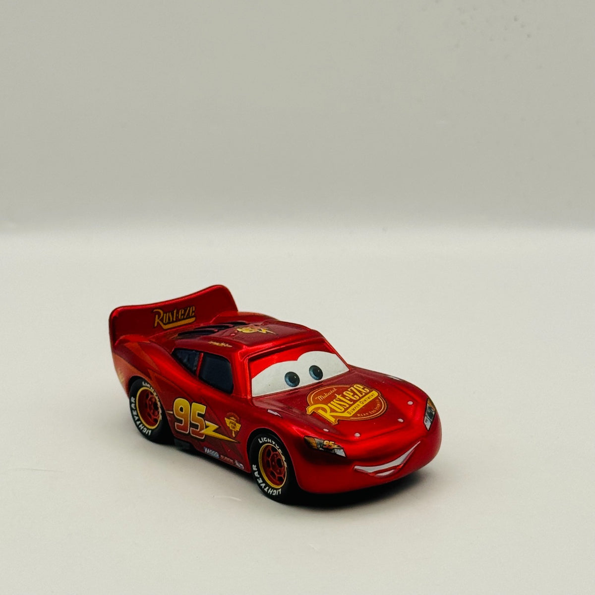 Disney Pixar Cars - ENCYCLOPEDIA EXCLUSIVE METALLIC MCQUEEN - 1:55 Diecast