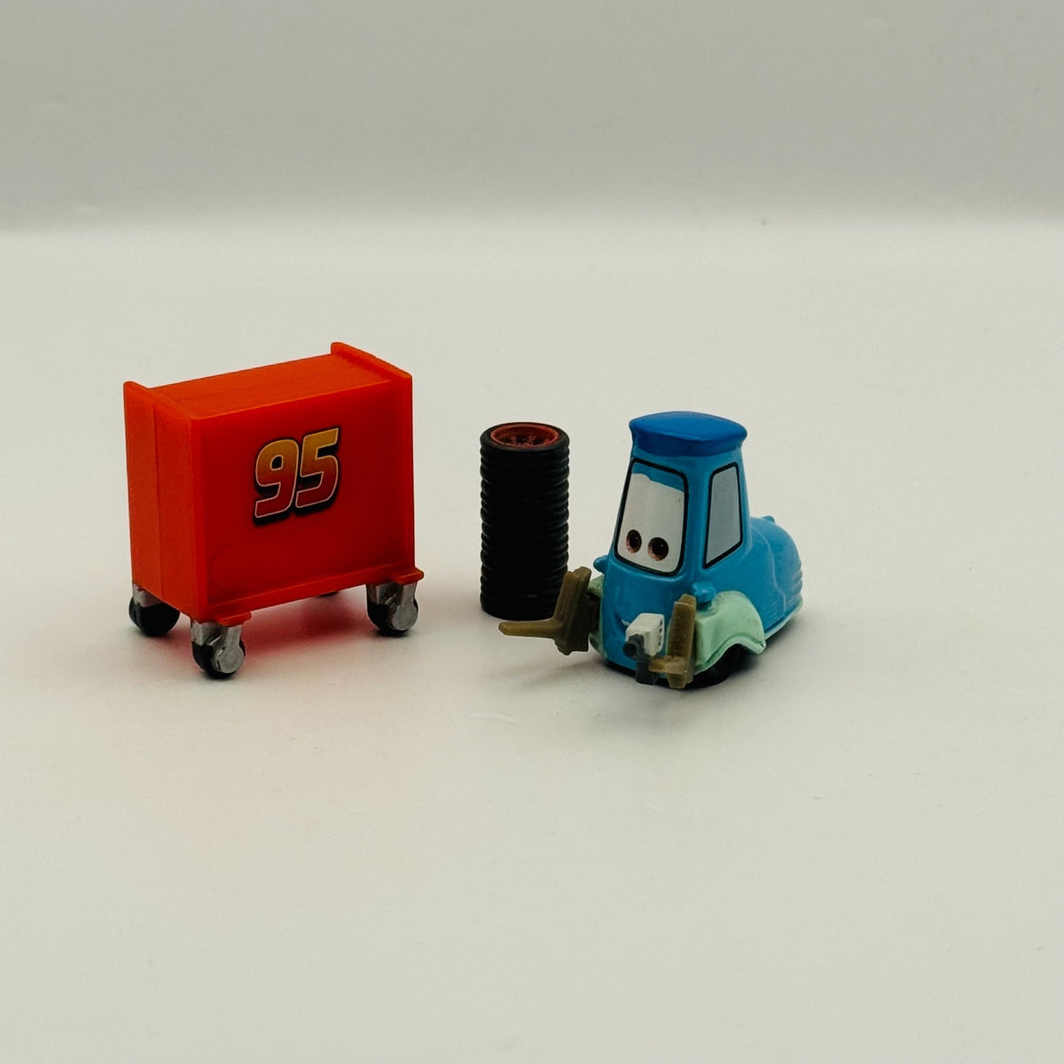 Disney Pixar Cars - PIT CREW MEMBER GUIDO World of Cars 2008 - 1:55 Diecast