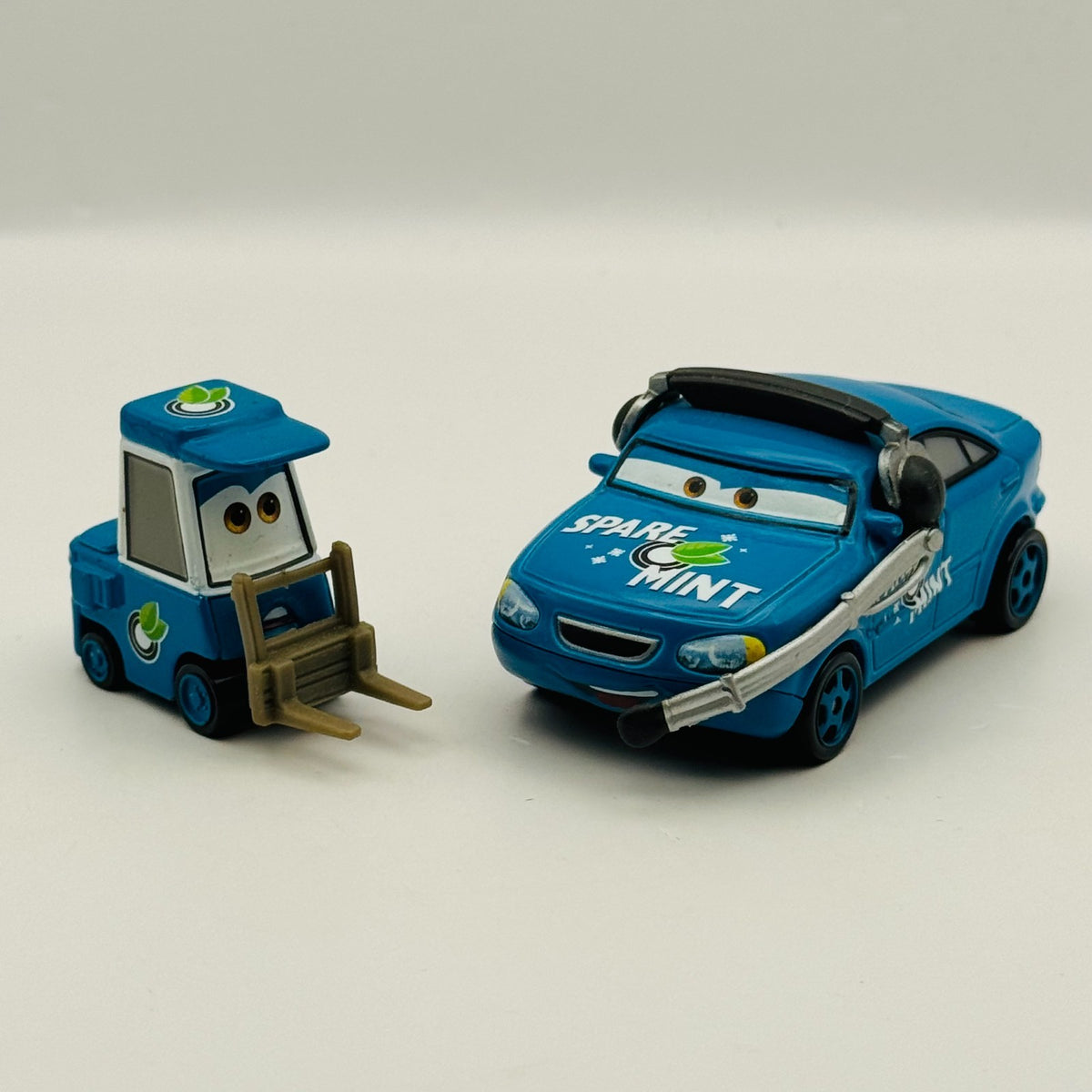 Disney Pixar Cars - TEAM SPARE O MINT CREW CHIEF & PITTY PICCOLO - 1:55 Diecast