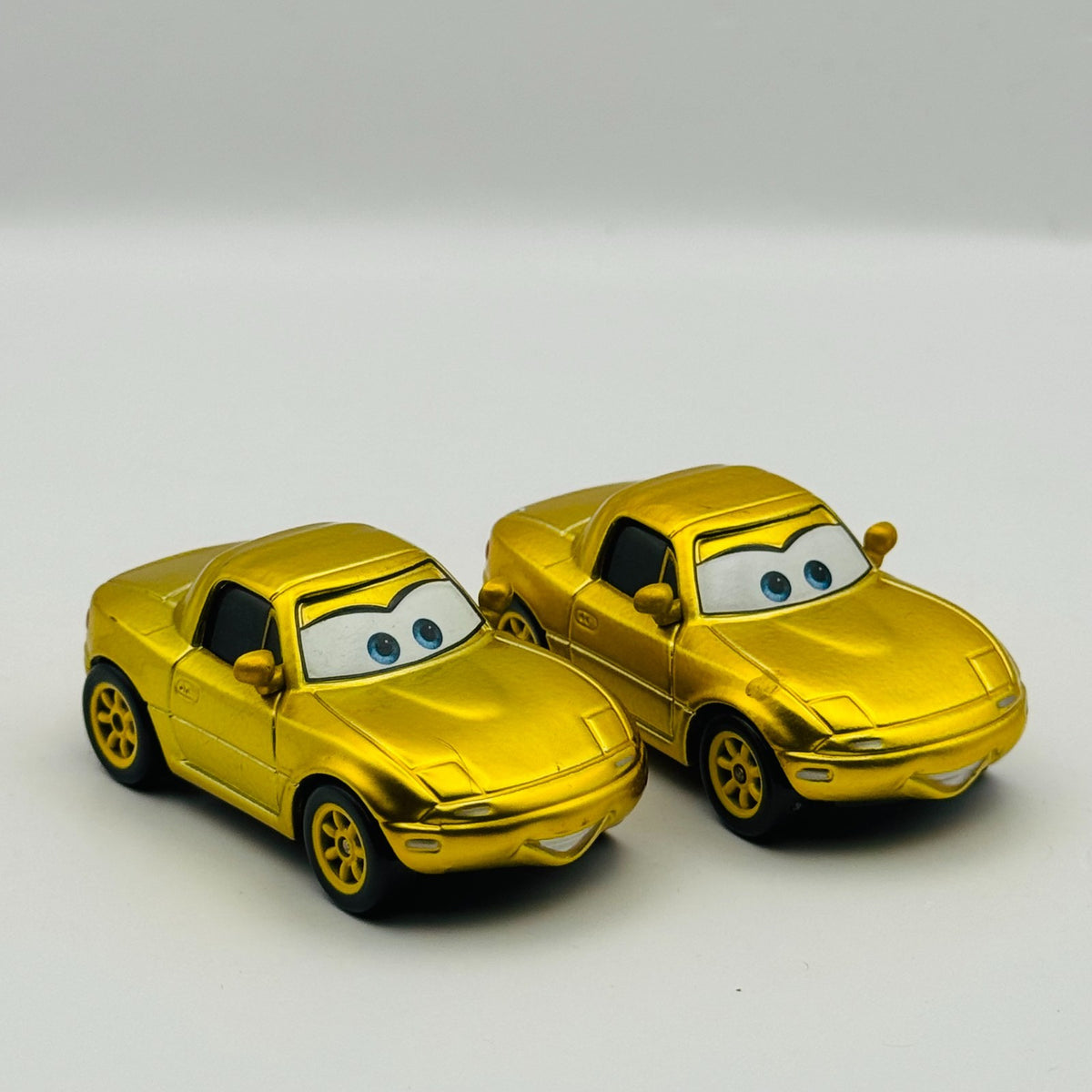 Disney Pixar Cars - GOLDEN GOLD MIA & TIA Dinoco Daydream - 1:55 Diecast