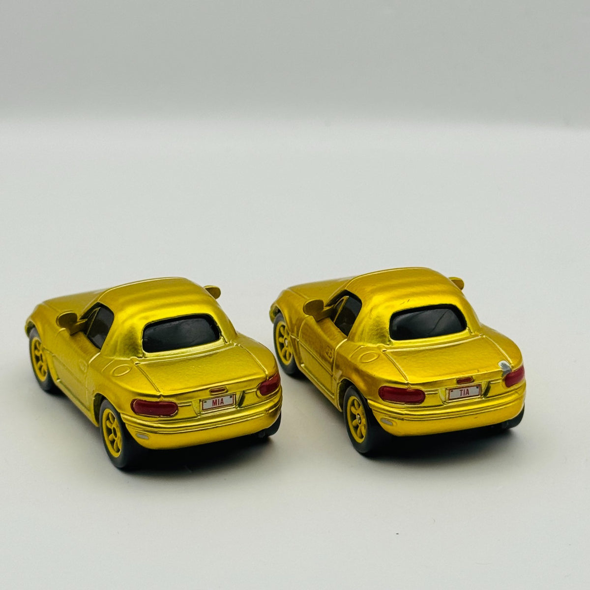 Disney Pixar Cars - GOLDEN GOLD MIA & TIA Dinoco Daydream - 1:55 Diecast