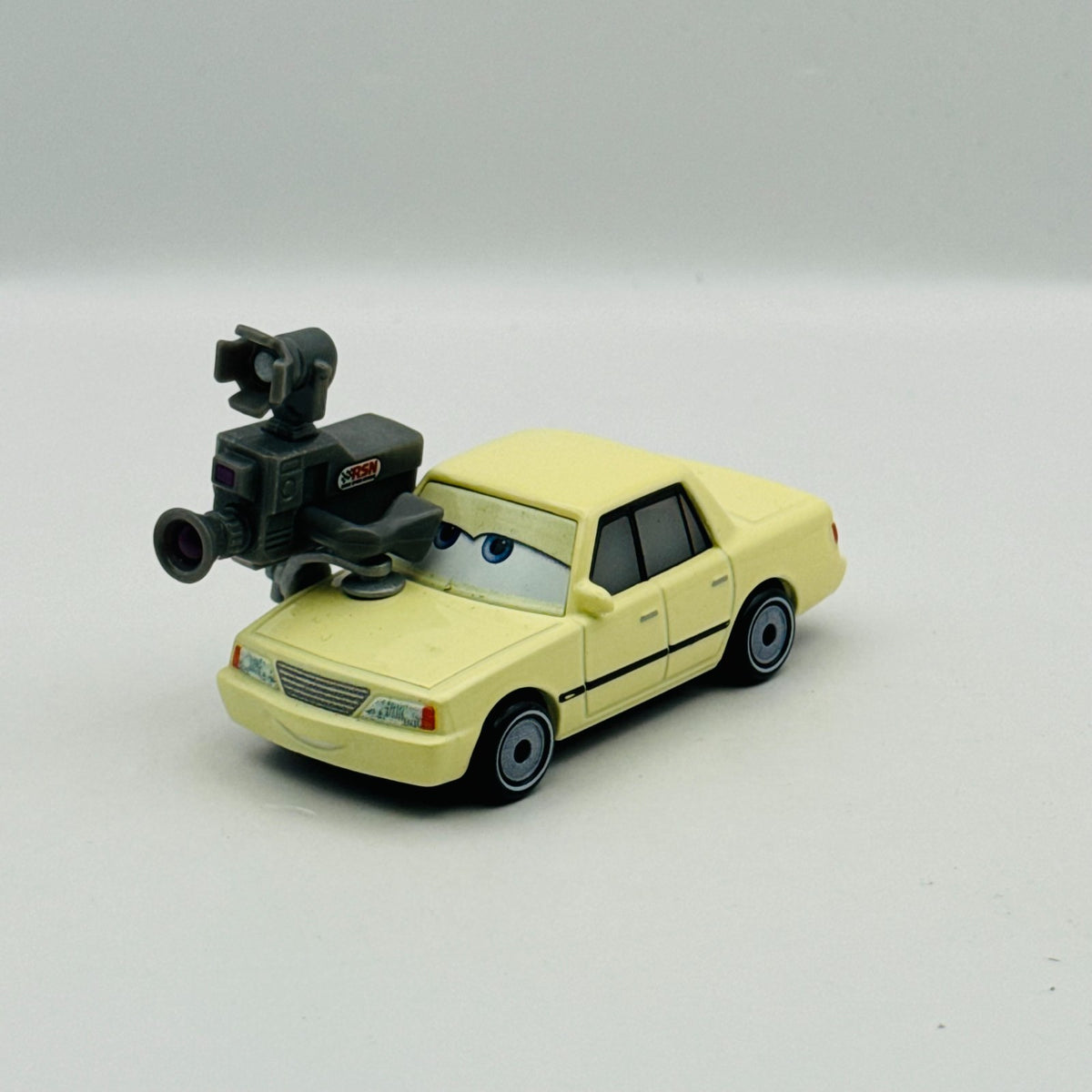 Disney Pixar Cars - SARA WHEELSON PISTON CUP CAMERA CAR 2021 - 1:55 Diecast