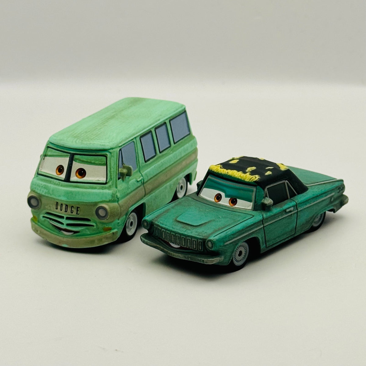 Disney Pixar Cars - DUSTY RUST-EZE & RUSTY RUST-EZE - 1:55 Diecast