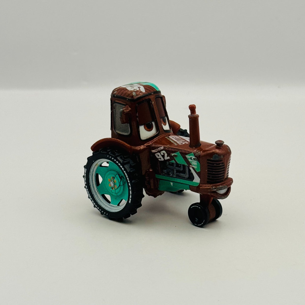 Disney Pixar Cars - SPUTTER STOP RACING TRACTOR DAMAGED WHEEL 2021- 1:55 Diecast