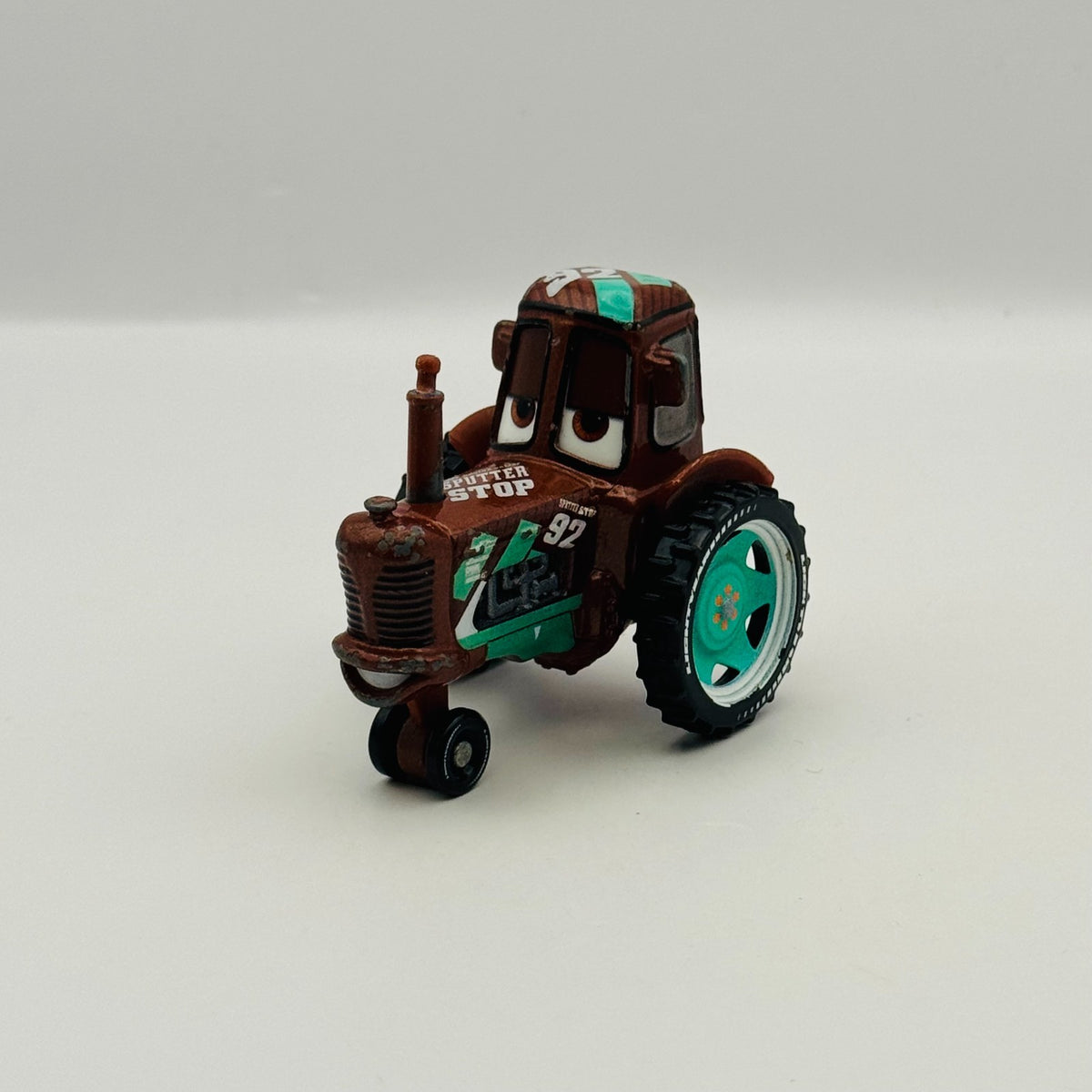 Disney Pixar Cars - SPUTTER STOP RACING TRACTOR DAMAGED WHEEL 2021- 1:55 Diecast