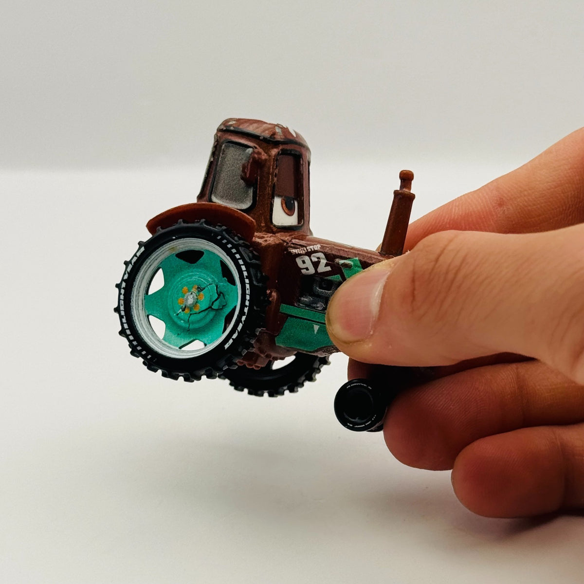 Disney Pixar Cars - SPUTTER STOP RACING TRACTOR DAMAGED WHEEL 2021- 1:55 Diecast