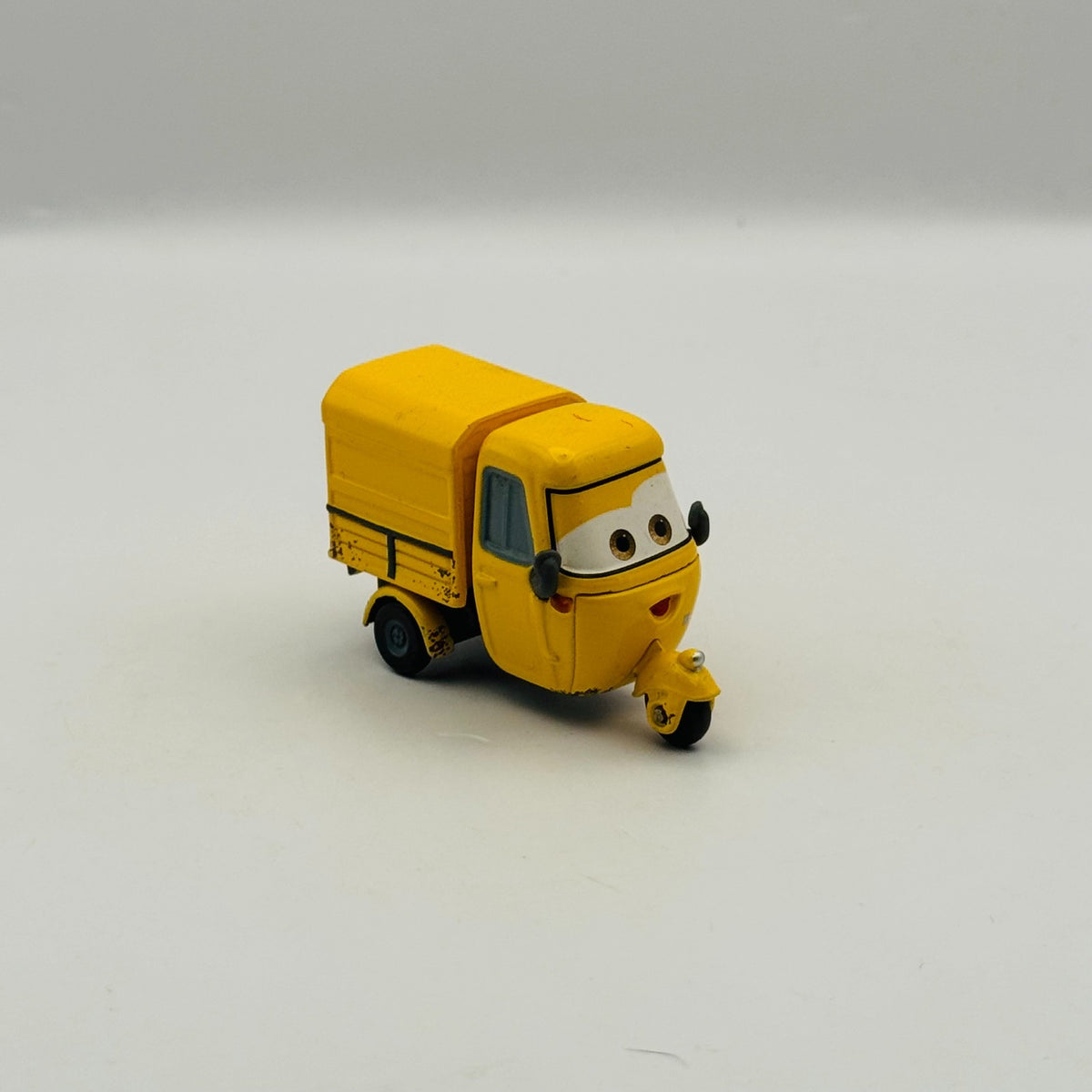 Disney Pixar Cars - SAL MACHIANI APE Cars 2 2011 - 1:55 Diecast