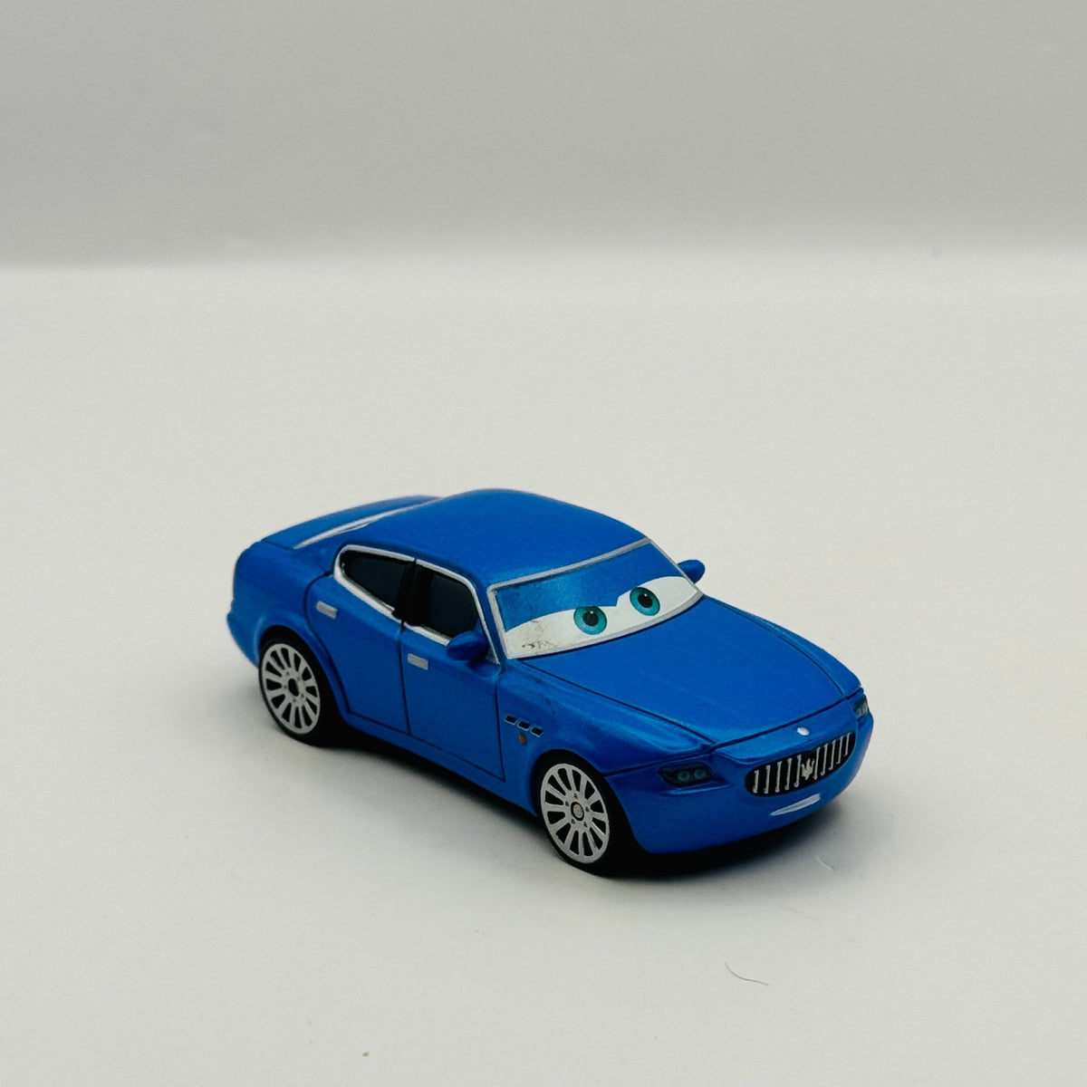 Disney Pixar Cars - BINDO Cars 2 2011 - 1:55 Diecast