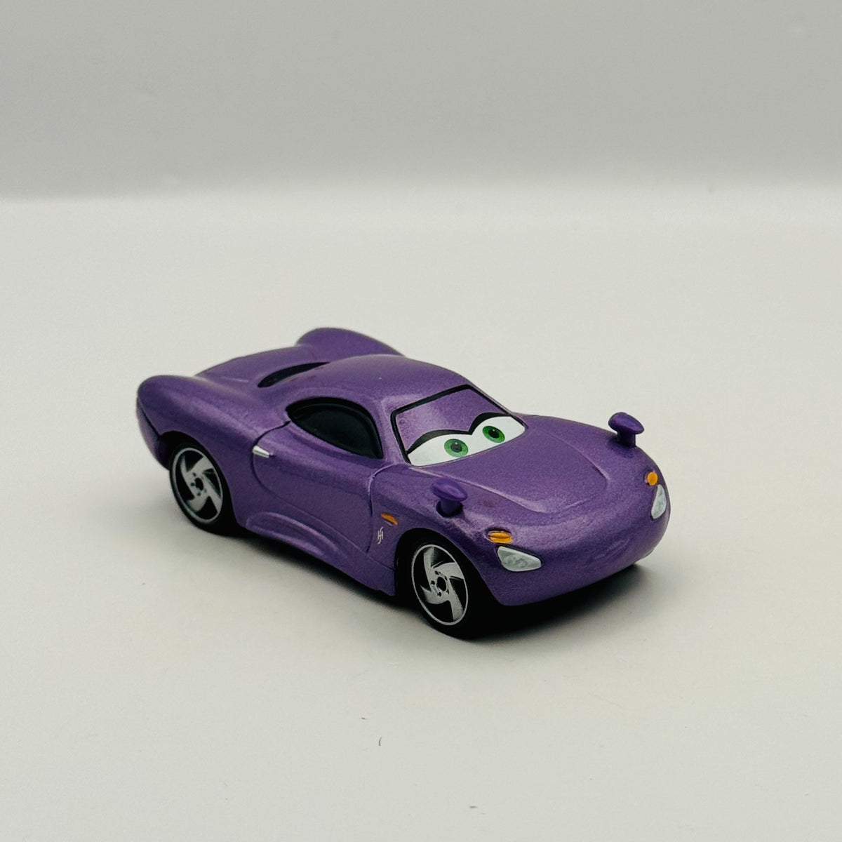 Disney Pixar Cars - HOLLEY SHIFTWELL Metallic Purple Cars 2 2011 - 1:55 Diecast
