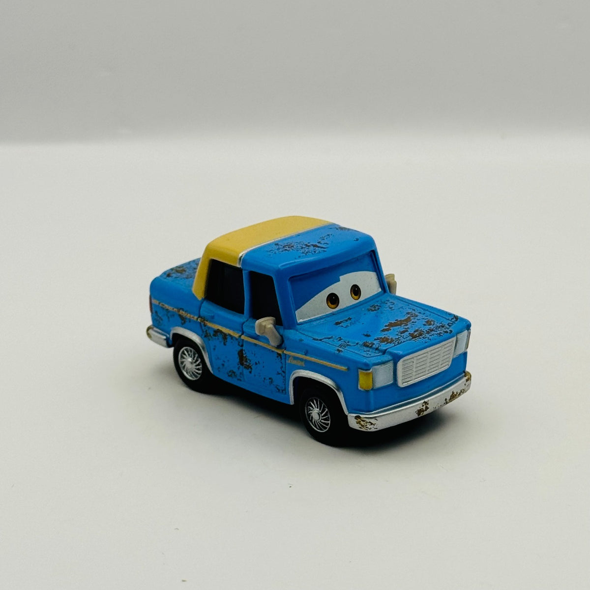 Disney Pixar Cars - OTIS Cars 2 2012 - 1:55 Diecast