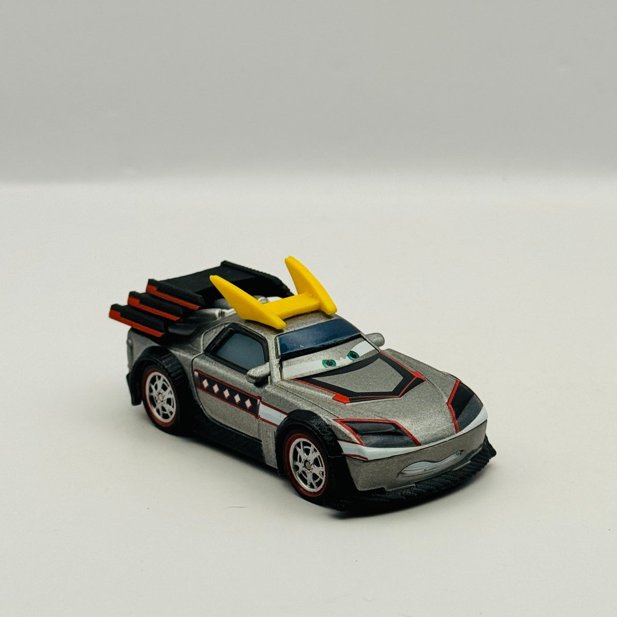 Disney Pixar Cars Toon - KABUTO Tokyo Mater 2010 - 1:55 Diecast
