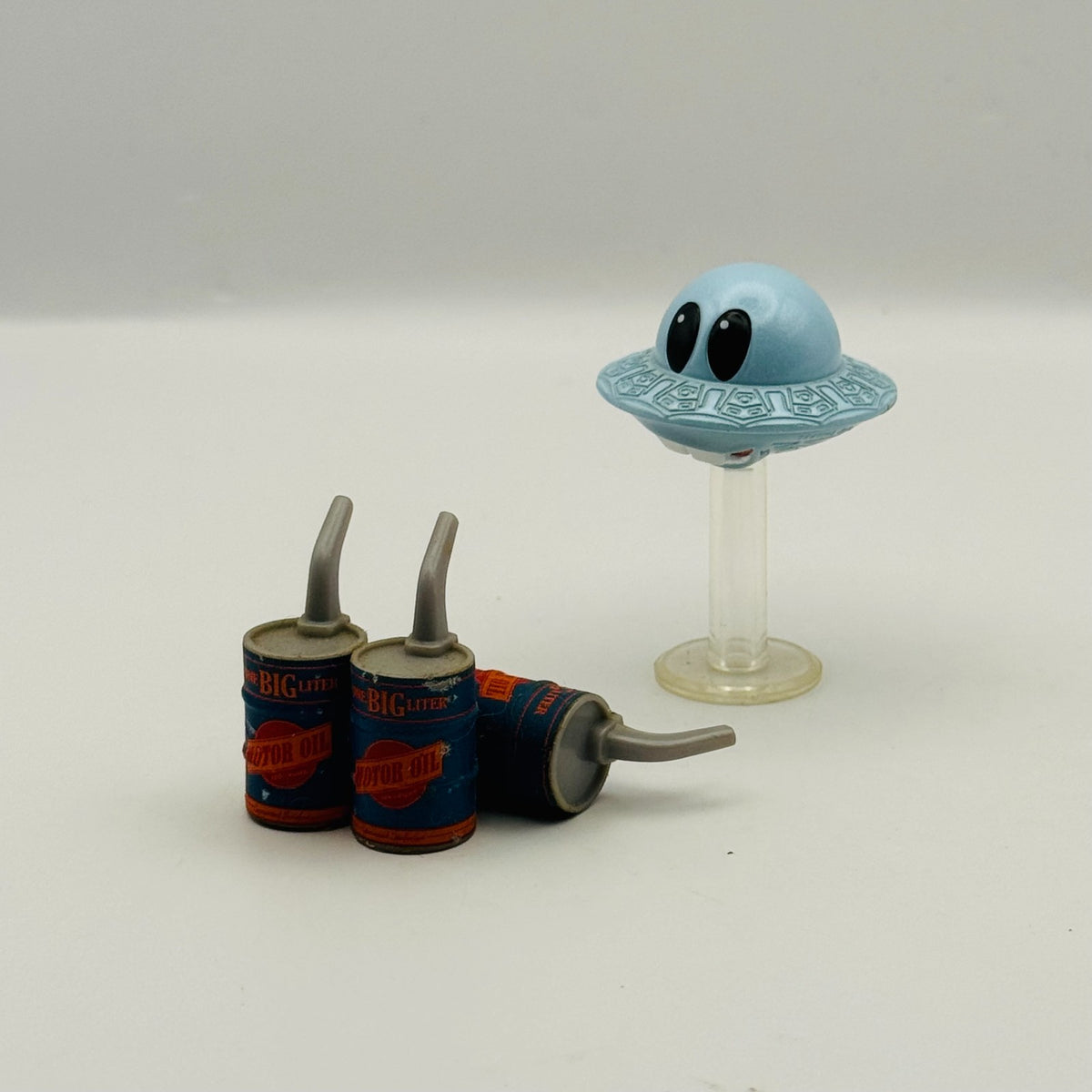 Disney Pixar Cars Toon - MATOR WITH OIL CANS UFO UFM 2010 - 1:55 Diecast