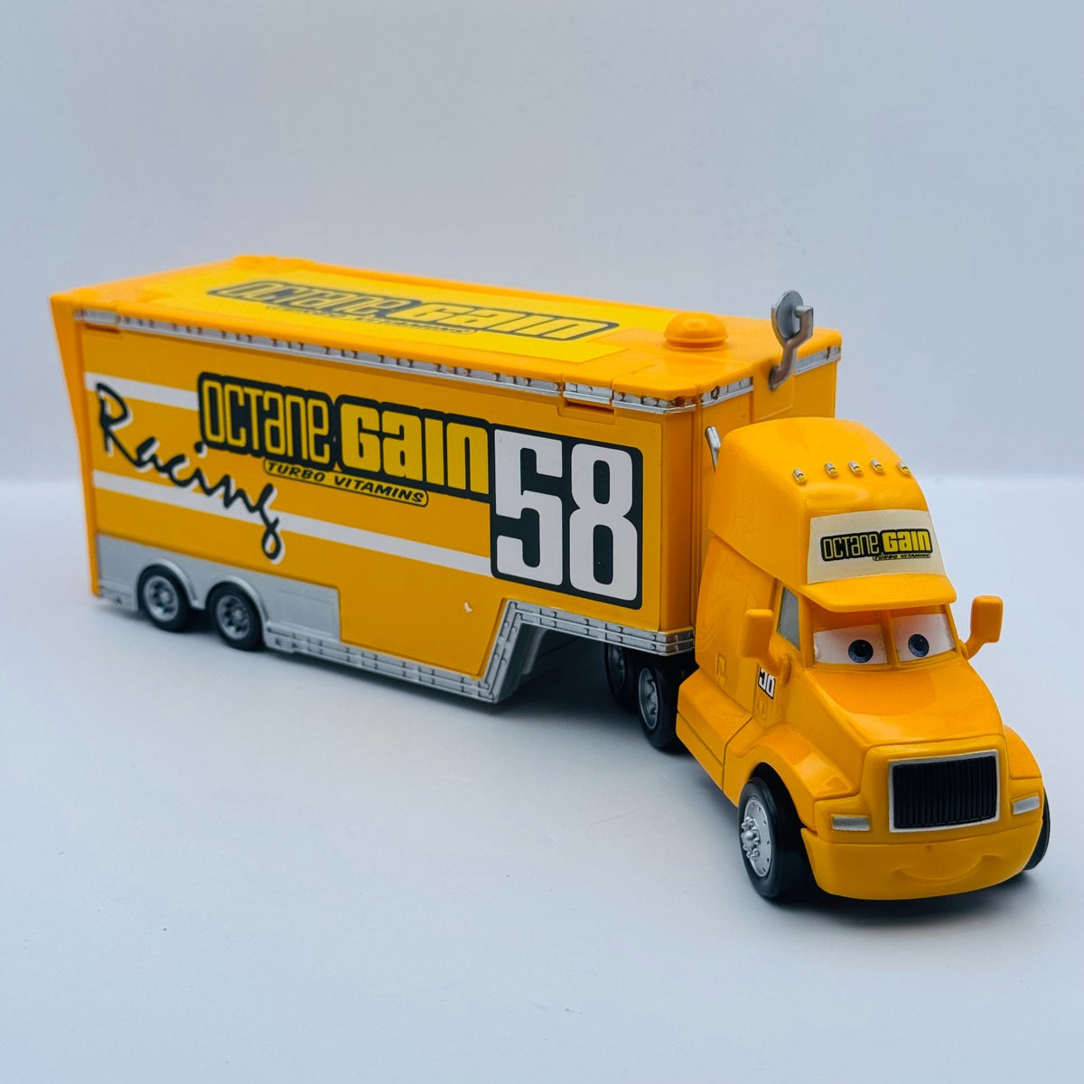 Disney Pixar Cars - OCTANE GAIN HAULER Truck & Trailer 2009 - 1:55 Diecast