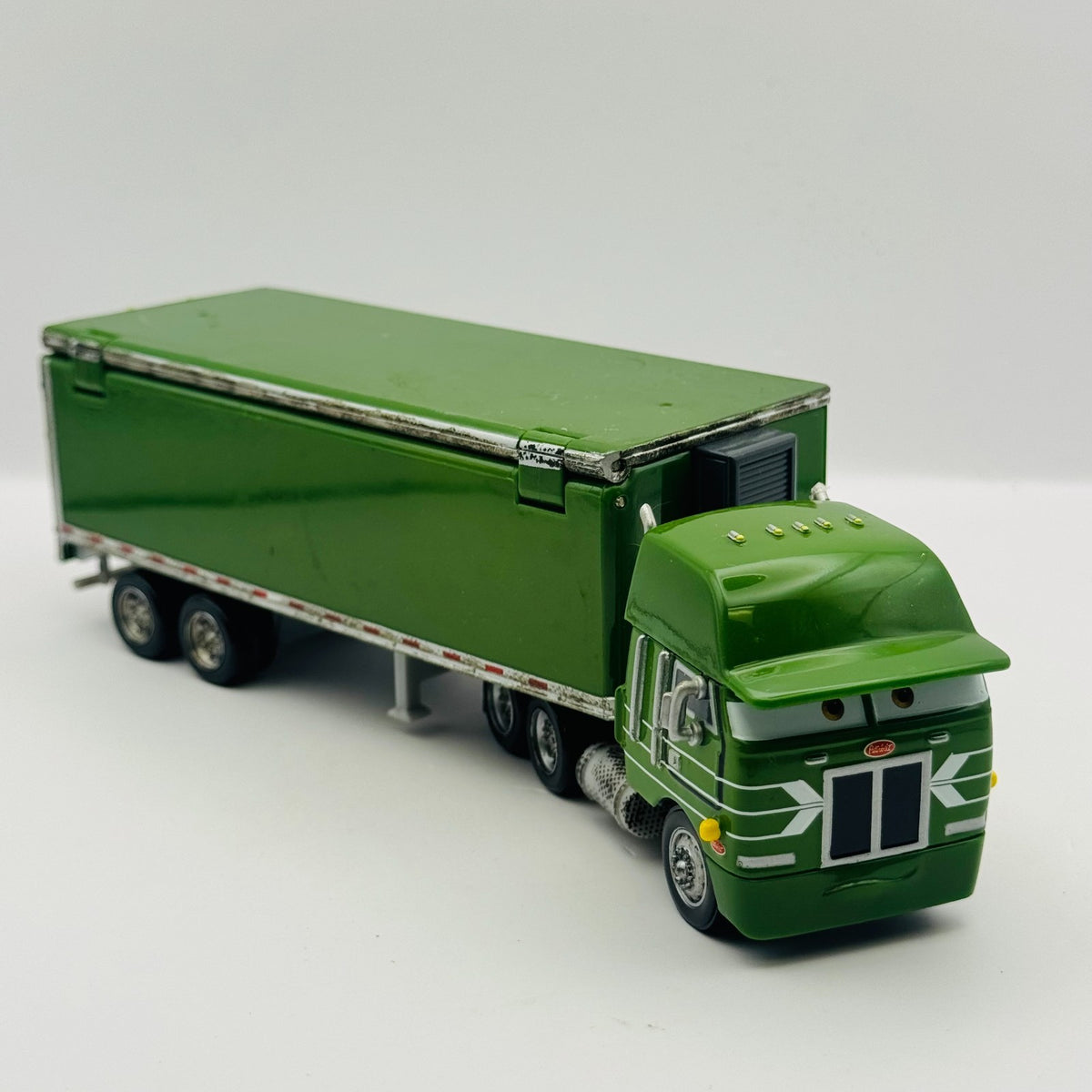 Disney Pixar Cars - GIL HAULER Truck & Trailer 2009 - 1:55 Diecast