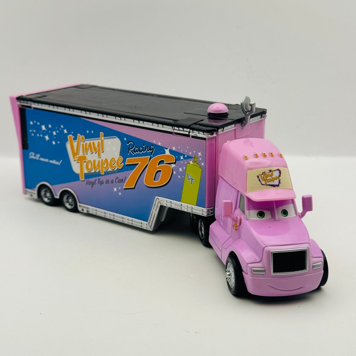Disney Pixar Cars - VINYL TOUPEE HAULER Truck & Trailer 2010 - 1:55 Diecast