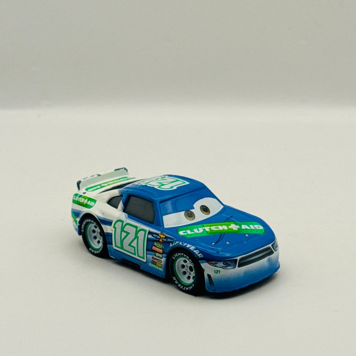 Disney Pixar Cars - DINO DRAFTSKY CLUTCH AID Veteran Racer - 1:55 Diecast