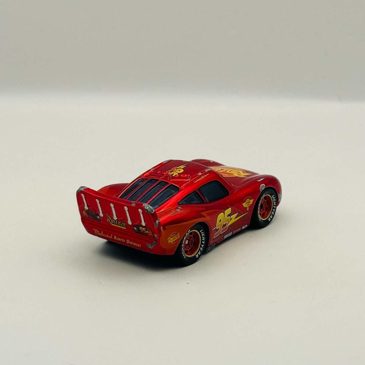 Disney Pixar Cars - ENCYCLOPEDIA EXCLUSIVE METALLIC MCQUEEN - 1:55 Diecast