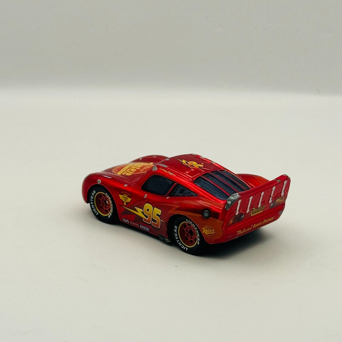 Disney Pixar Cars - ENCYCLOPEDIA EXCLUSIVE METALLIC MCQUEEN - 1:55 Diecast