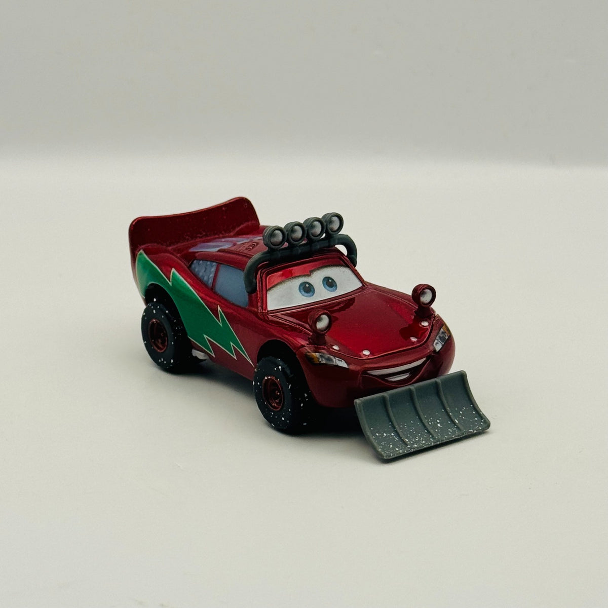 Disney Pixar Cars - WINTERTIME SNOWPLOW LIGHTNING MCQUEEN Christmas 1:55 Diecast