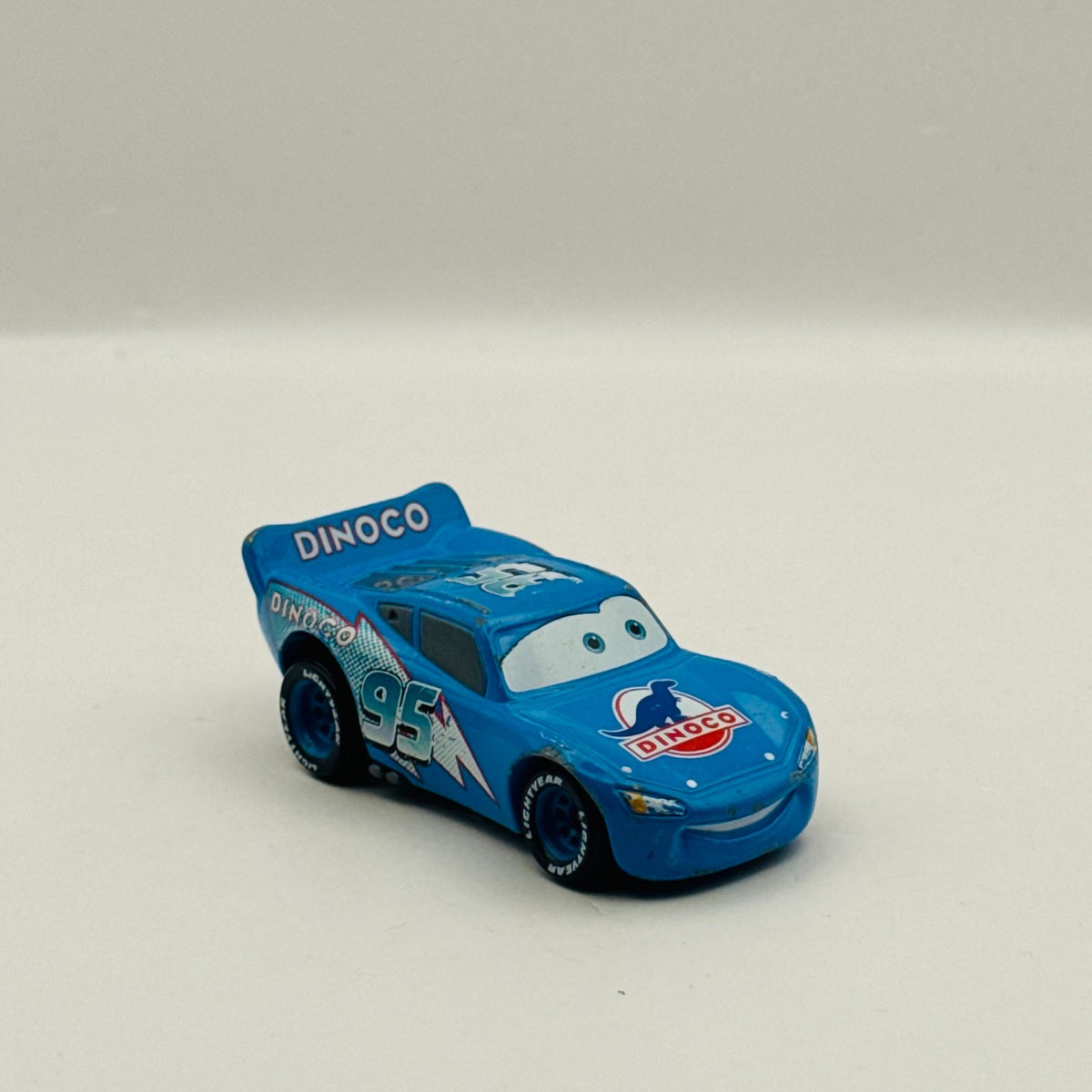 Disney Pixar Cars - Tomica DINOCO LIGHTNING MCQUEEN VARIANT 2010 - 1:64 Diecast