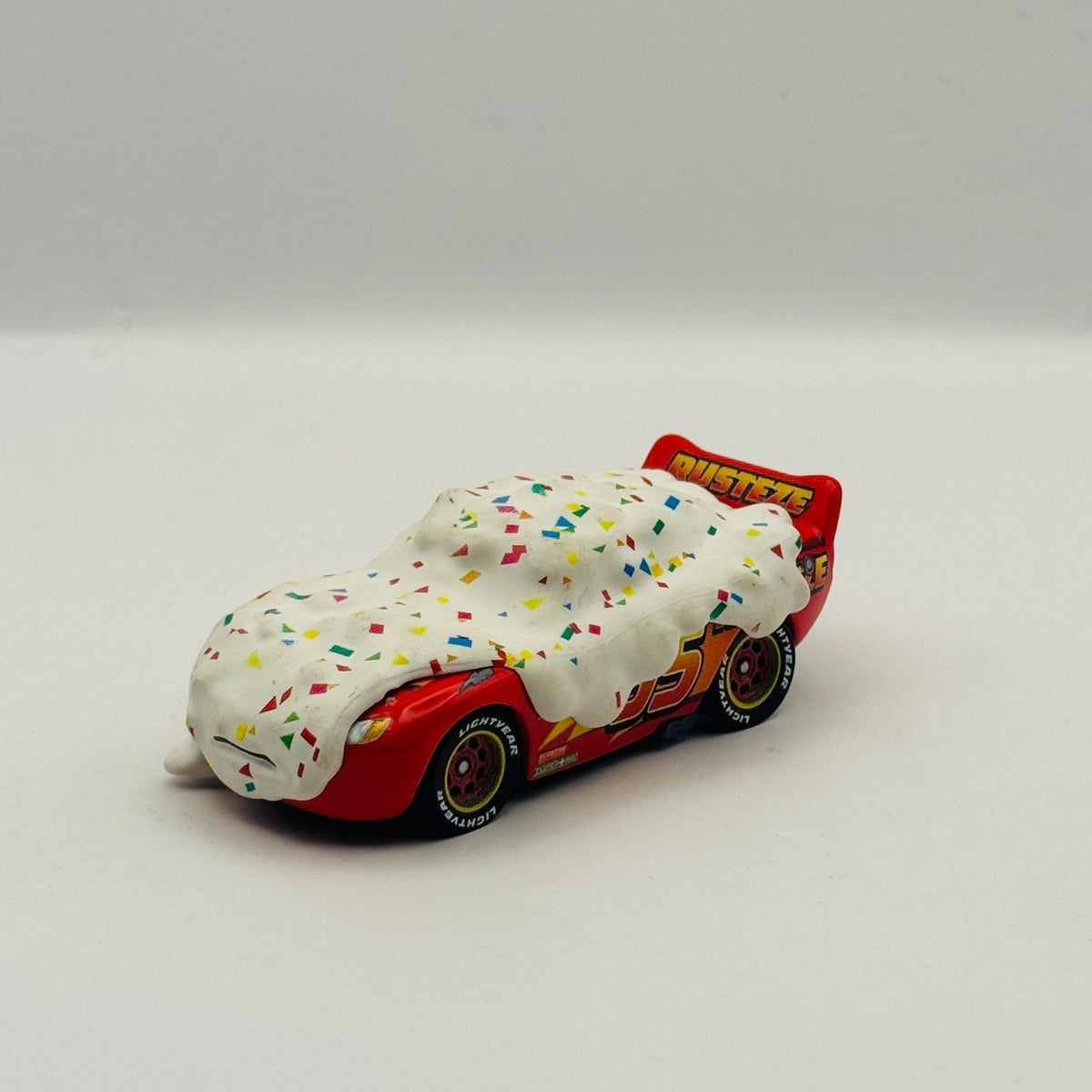 Disney Pixar Cars - CUPCAKE LIGHTNING MCQUEEN 2020 - 1:55 Diecast