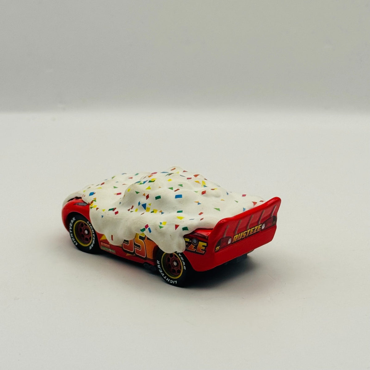 Disney Pixar Cars - CUPCAKE LIGHTNING MCQUEEN 2020 - 1:55 Diecast