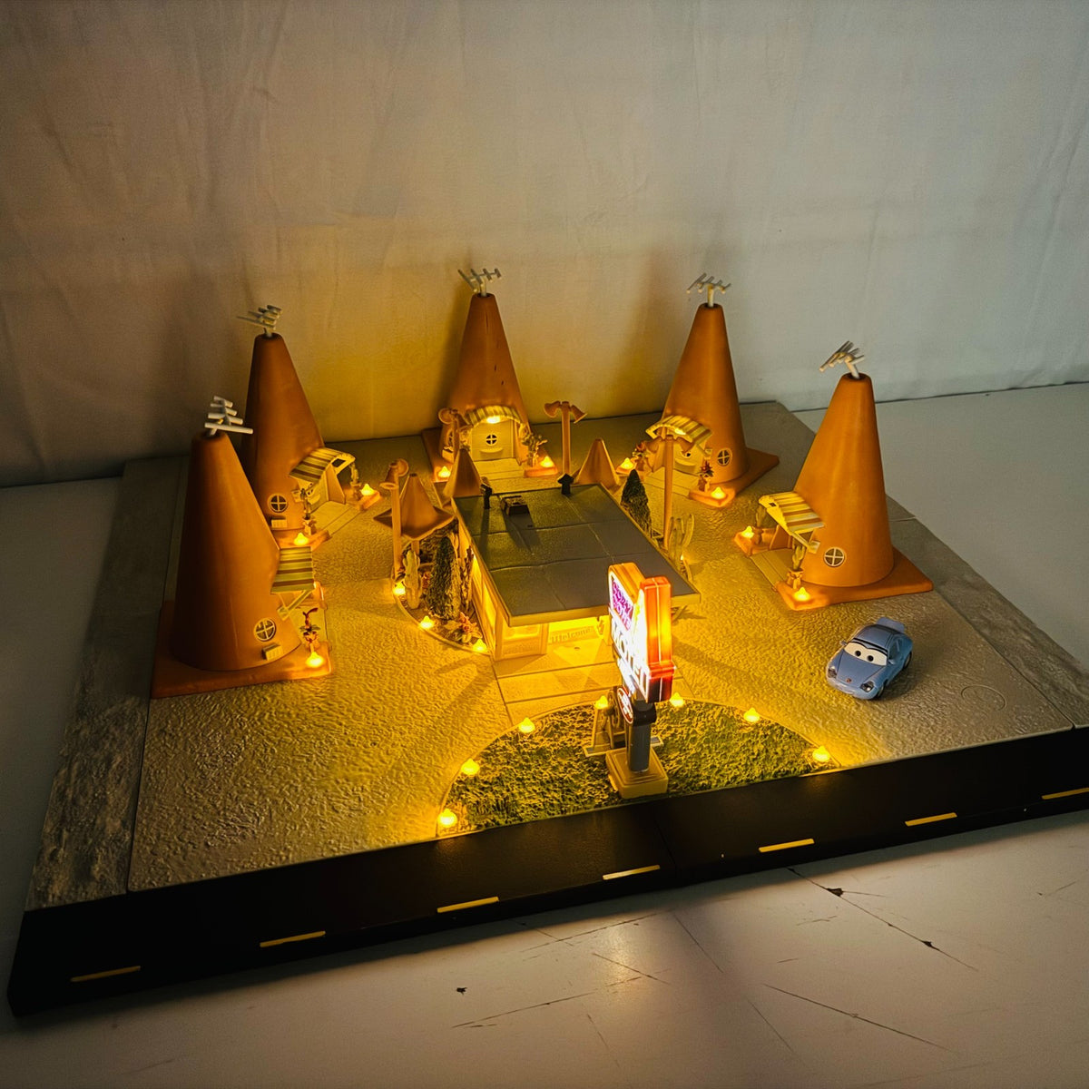 Disney Pixar Cars PRECISION SERIES SALLY'S COZY CONE MOTEL Light Up 1:55 Diecast