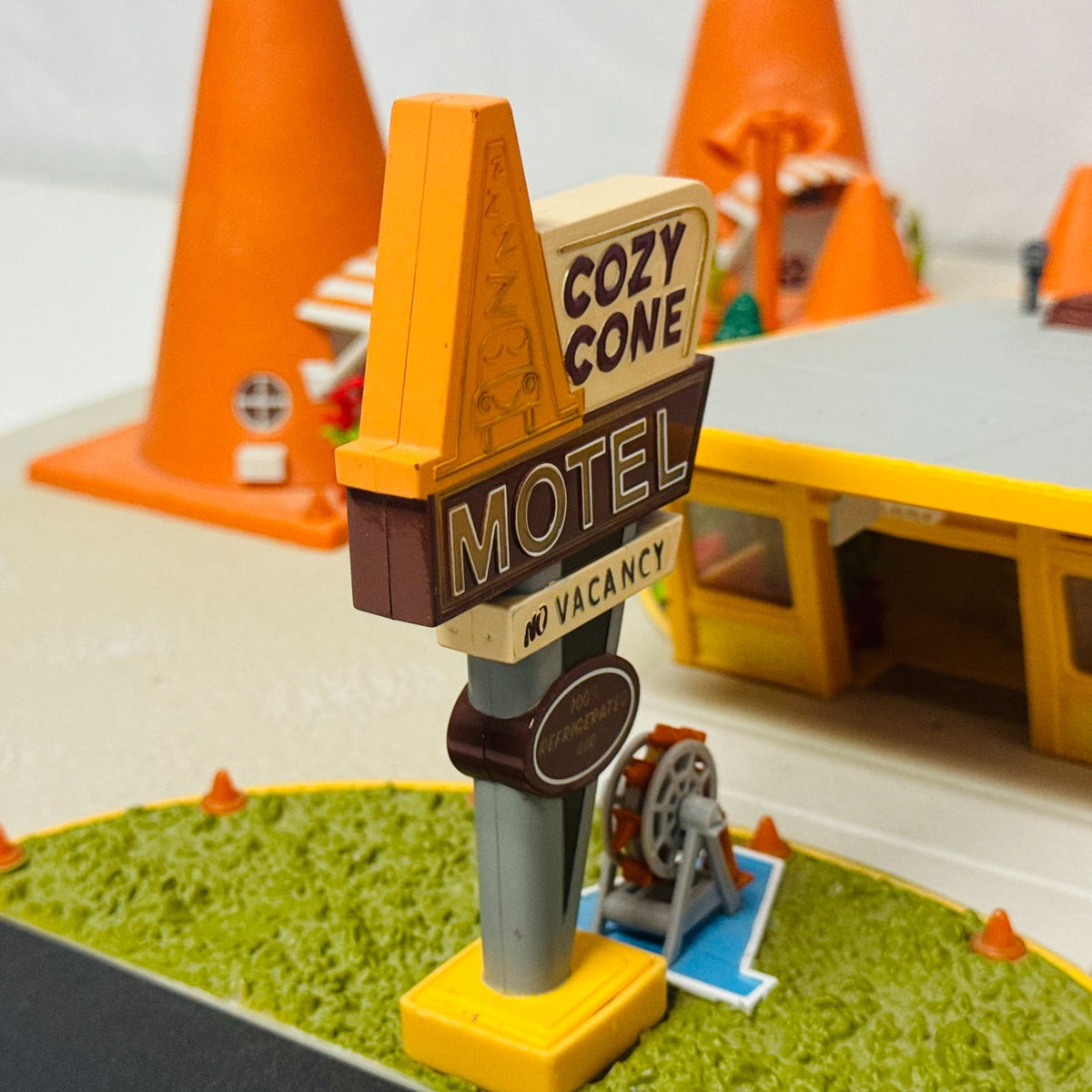 Disney Pixar Cars PRECISION SERIES SALLY'S COZY CONE MOTEL Light Up 1:55 Diecast