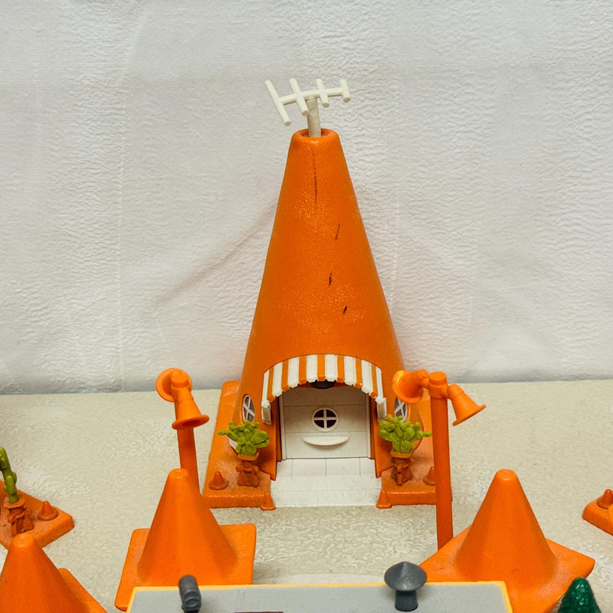 Disney Pixar Cars PRECISION SERIES SALLY'S COZY CONE MOTEL Light Up 1:55 Diecast
