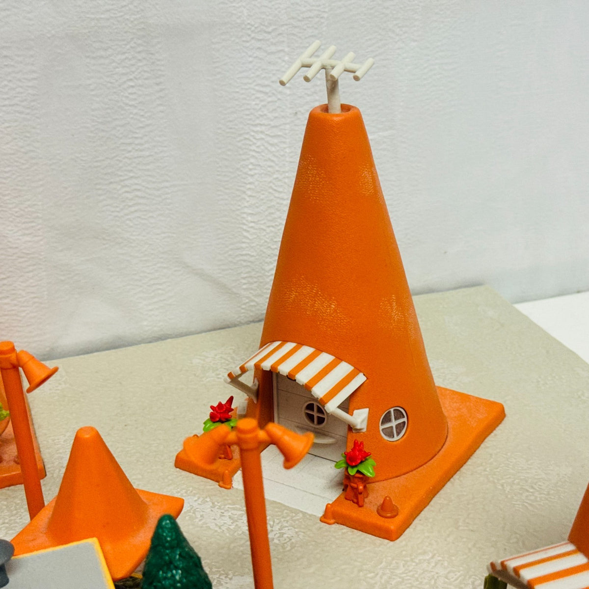 Disney Pixar Cars PRECISION SERIES SALLY'S COZY CONE MOTEL Light Up 1:55 Diecast