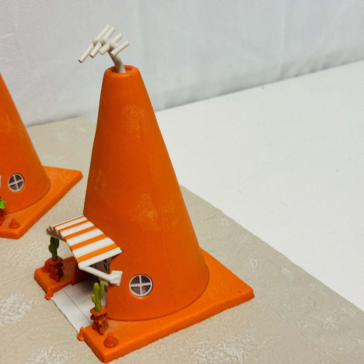 Disney Pixar Cars PRECISION SERIES SALLY'S COZY CONE MOTEL Light Up 1:55 Diecast