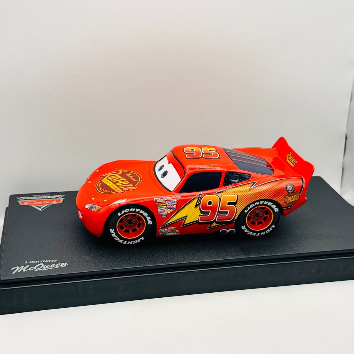 Disney Pixar Cars - MATTY COLLECTOR CARS 1 LIGHTNING MCQUEEN 2010 - 1:24 Diecast