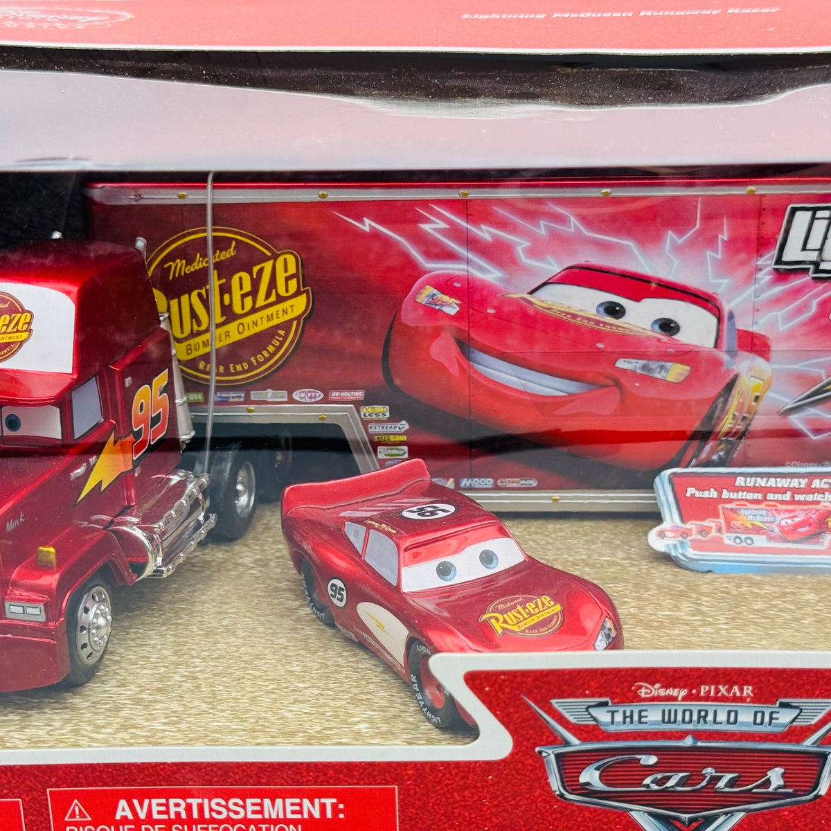 Disney Pixar Cars - METALLIC RUNAWAY MACK HAULER Disney Store 2010 - 1:55 Scale