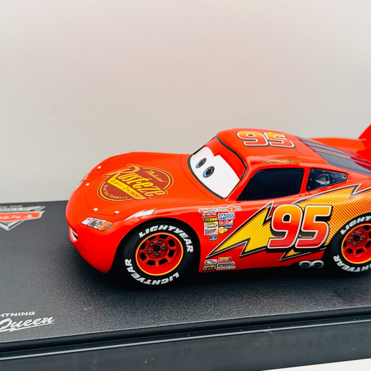 Disney Pixar Cars - MATTY COLLECTOR CARS 1 LIGHTNING MCQUEEN 2010 - 1:24 Diecast