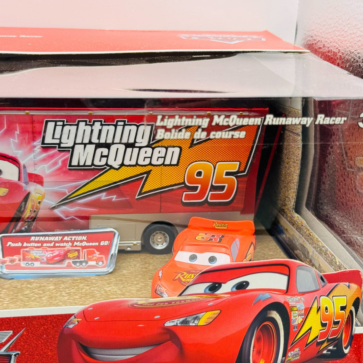 Disney Pixar Cars - METALLIC RUNAWAY MACK HAULER Disney Store 2010 - 1:55 Scale