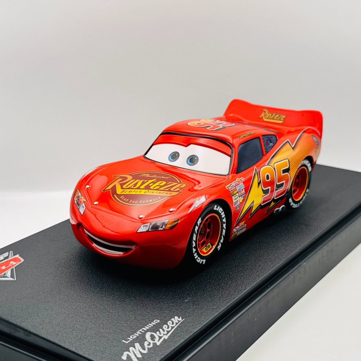 Disney Pixar Cars - MATTY COLLECTOR CARS 1 LIGHTNING MCQUEEN 2010 - 1:24 Diecast