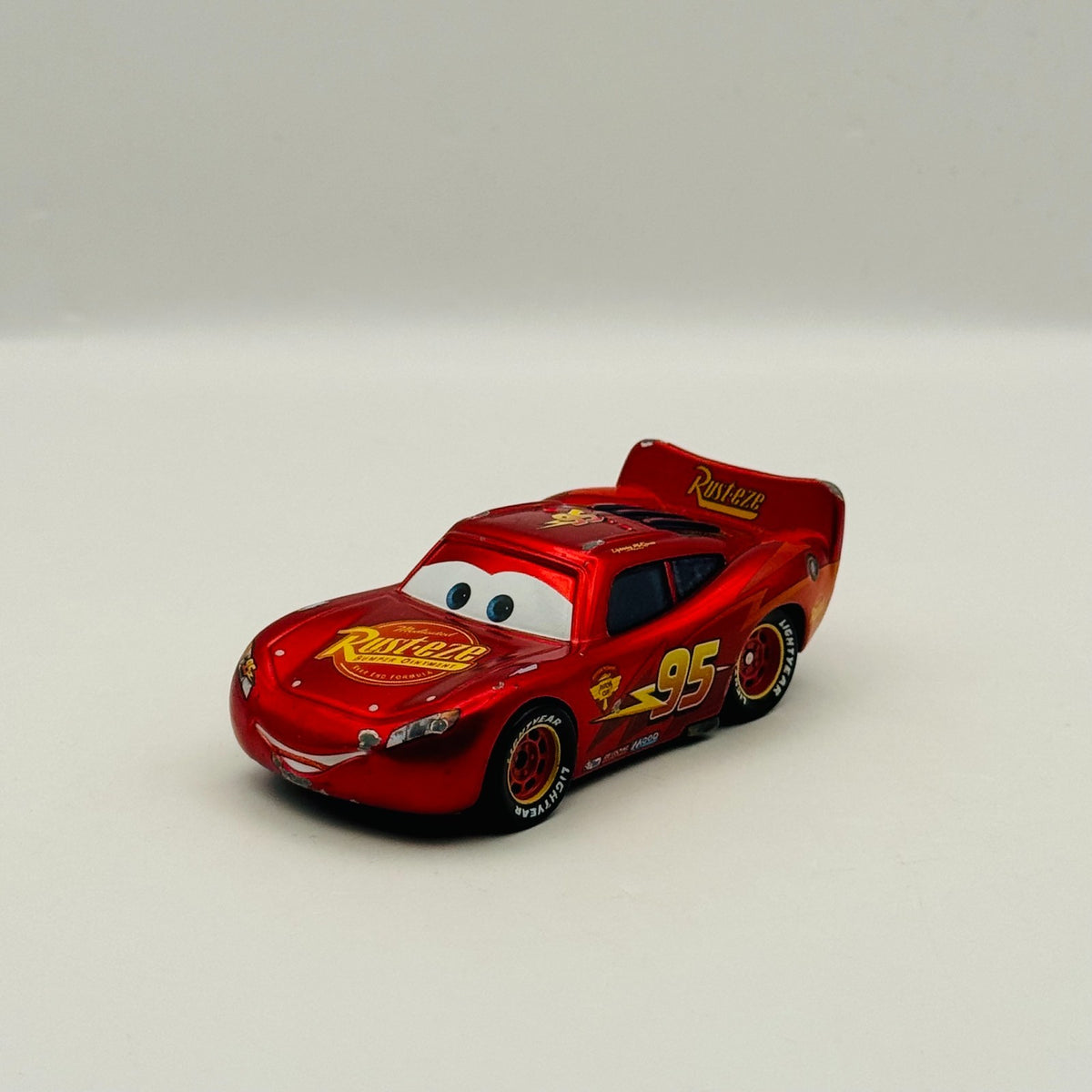 Disney Pixar Cars - ENCYCLOPEDIA EXCLUSIVE METALLIC MCQUEEN - 1:55 Diecast