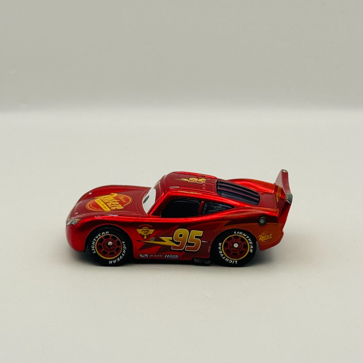 Disney Pixar Cars - ENCYCLOPEDIA EXCLUSIVE METALLIC MCQUEEN - 1:55 Diecast